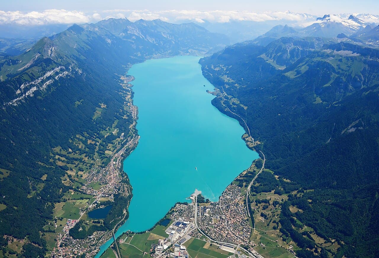 Vue aérienne du lac de Brienz depuis le sud-ouest, avec Bönigen et les montagnes entourant l’eau turquoise