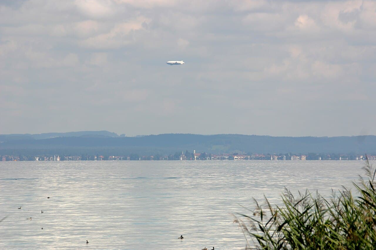Vue du lac de Constance entre Münsterlingen et Romanshorn, avec un dirigeable au-dessus de l’eau