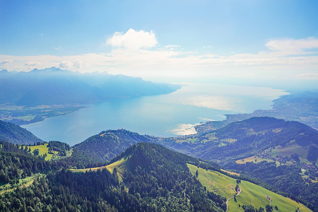 Der Genfersee und die Schweizer Alpen von den Höhen der Riviera aus gesehen