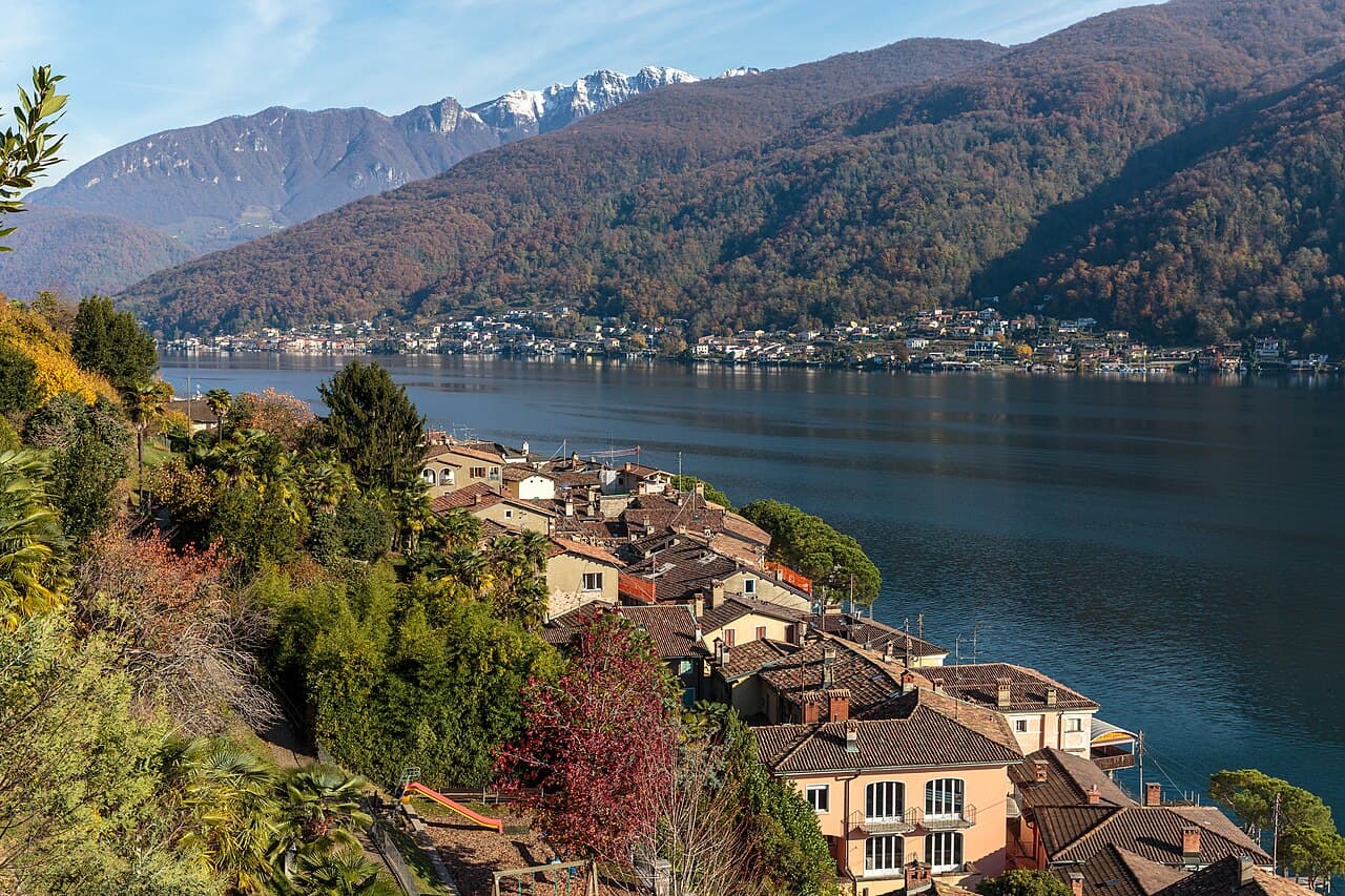 Toits de Morcote et lac de Lugano face à Brusino Arsizio, entre les collines
