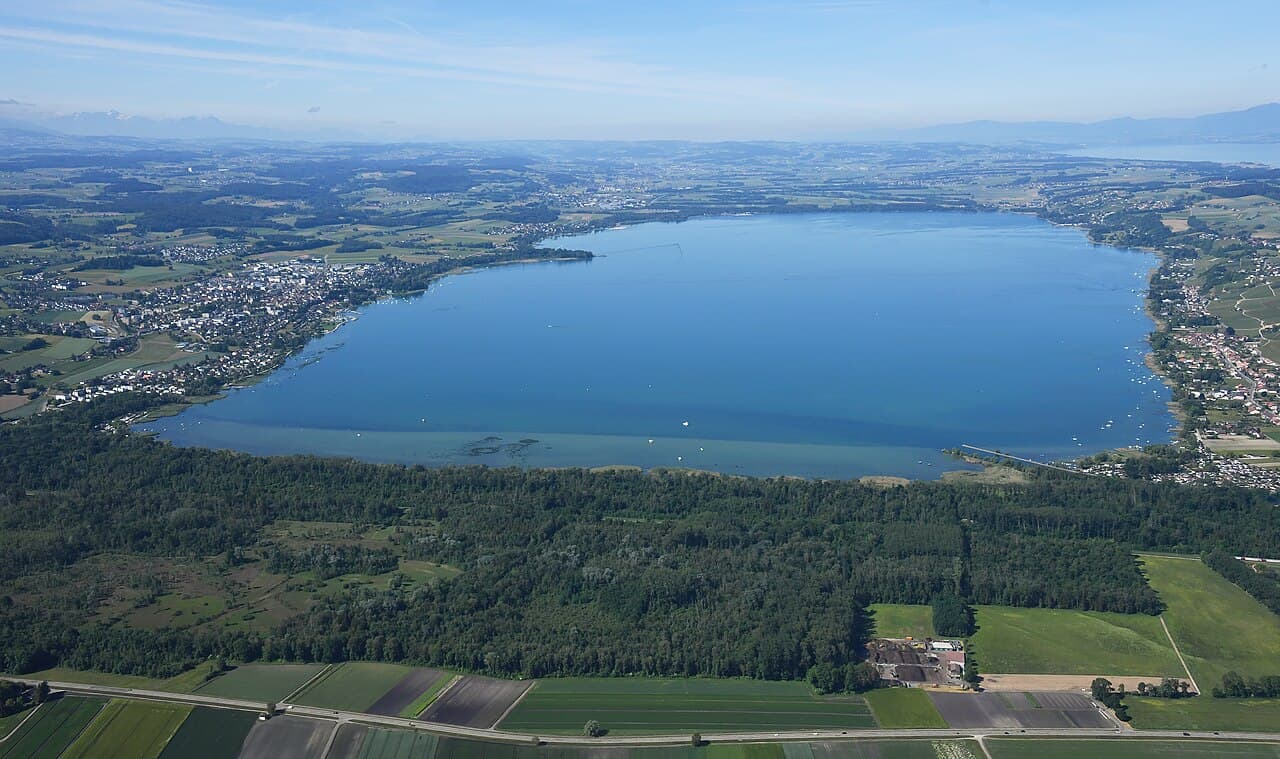 Vue aérienne du lac de Morat depuis le nord-est, avec les rives du Vully et de Morat