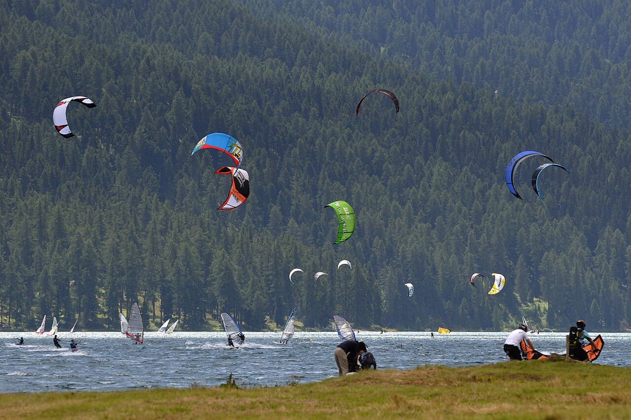 Kitesurf et windsurf sur le lac de Silvaplana, en Haute-Engadine