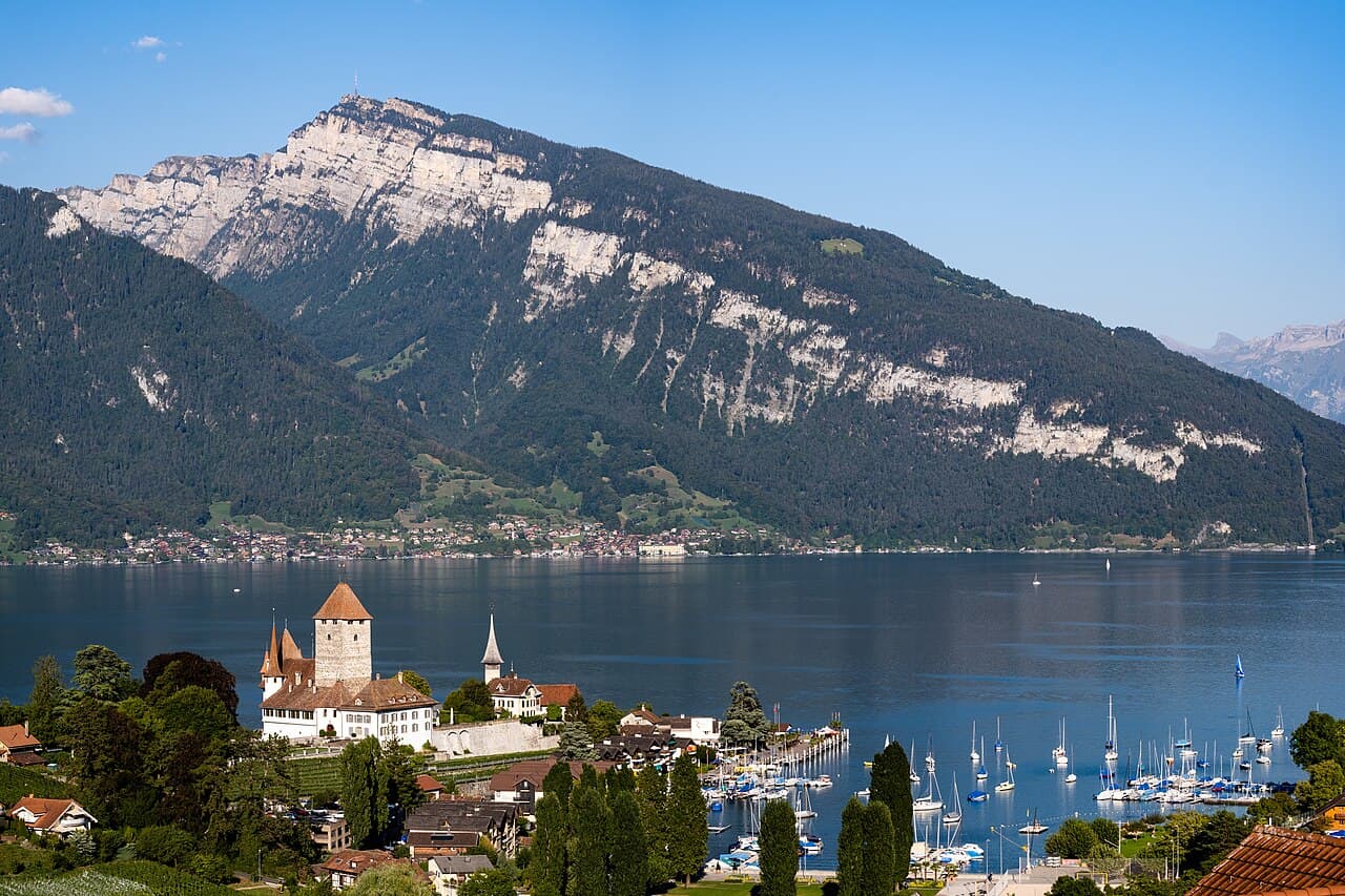 Le château et le port de Spiez au bord du lac de Thoune