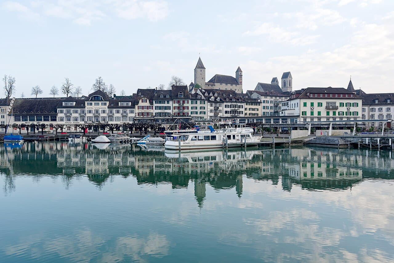 Le port et les bâtiments de Rapperswil au bord du lac de Zurich