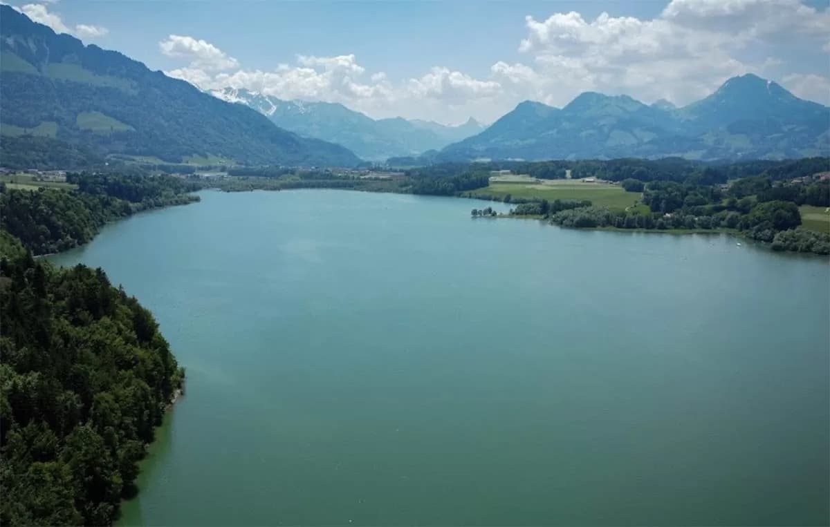 Vue aérienne du lac de la Gruyère et des Préalpes